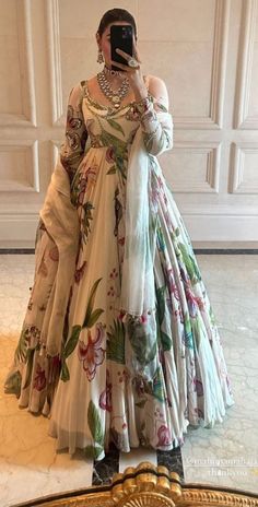 Trendy Outfits Indian, Lehenga Designs Simple, Anarkali Dress Pattern, Traditional Indian Dress, Pakistani Fancy Dresses, Salwar Kamiz, Indian Dresses Traditional, Indian Gowns Dresses, Simple Pakistani Dresses