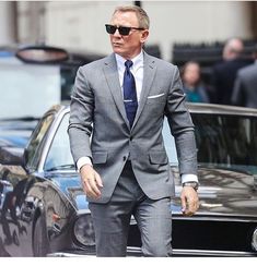 Grey Suit Blue Tie, Grey Suit White Shirt, Grey Suit Combinations, Yellow Jacket Outfit, Yellow Skirt Outfits, Daniel Craig Style, James Bond Suit, Mustard Yellow Outfit, Bond Suits