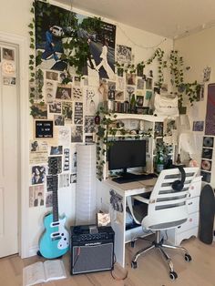 Basically insporation for a room of an awsthetic called “grudge”. It can be more then grudge if u put ur mind to it. :) Room Ideas For Small Rooms Vintage, Bookworm Bedroom, Bedroom Tour, Bedroom Curtains, Ideas For Living Room, Home Decoration Ideas