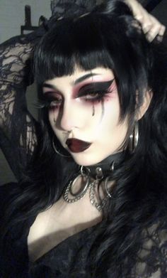 Emo Vampire Makeup, Goth Makeup Vampire, Gothic Eyebrow Shapes, Gothic Makeup Inspiration, Black Makeup Looks Goth, Gothic Make Up Ideas, Gothic Makeup Hooded Eyes, Goth Style Makeup