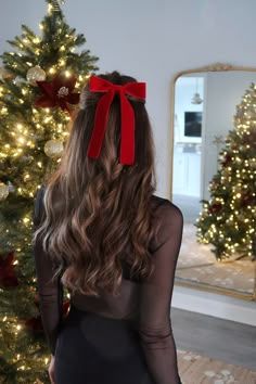 Hair Bow In Hair, Brunette Christmas Hair, Red Bow In Hair Aesthetic, Christmas Bow In Hair, Bow Hair Outfit, Red Hair Bow Outfit, Trending Holiday Outfits, Red Hair Bow Aesthetic, Black Hair Bow Outfit