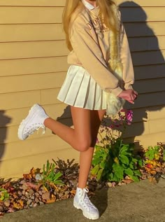 A white tennis skirt made from the finest cotton. White Tennis Skirt Outfit, Preppy Mode, Adrette Outfits, Tennis Skirt Outfit, White Tennis Skirt, Cute Skirt Outfits, Aesthetic Grunge Outfit, Mode Inspo, Womens Skirts