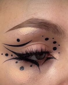 Scary Glam Makeup, Unique Black Eyeliner Looks, Creative Black And White Makeup Looks, Goth Euphoria Makeup, Cute Graphic Liner Ideas, Falling In Reverse Concert Makeup, Black Grafic Eyeliner, Makeup Inspo Graphic Liner, Graphic Design Eyeliner