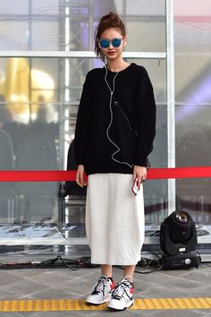 7 looks para tirar o tênis do armário » STEAL THE LOOK Seoul Fashion Week, Seoul Fashion, Urban Street Style, Fashion Weeks, White Skirt, Korean Street Fashion, Looks Style