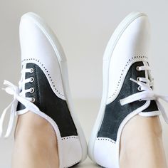 Use a black Sharpie to transform plain white kicks into saddle shoes. 50s Dance, Grease Costume, 50s Sock Hop, Sharpie Projects, Grease Party, 50s Theme, 50's Costume, Relay Ideas, Sock Hop Party