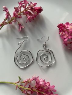 Gorgeous handmade wire wrap swirl earrings. Earrings are on hypoallergenic hooks. Perfect for any occasion. Happy to custom and make to preferred size ⭐️ Wire Earrings Handmade Artful Home, Paperclip Crafts, Spiral Jewelry, Silver Wire Earrings, Diy Jewlery, Soldering Jewelry, Funky Earrings, Swirl Earrings, Spiral Earrings