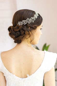 💗Pearl & Crystal Bridal Headband, Side Wedding Headpiece,  Floral Bridal Headband,  Zicrone Stone Adjustable Floral Headband,  Wedding Tiara💗 Introducing our exquisite Leaf Wedding Headband - the perfect blend of nature-inspired beauty and timeless elegance. Crafted with delicate pearls and adorned with sparkling crystals, this Bride Pearl Crown Wedding Headband adds a touch of sophistication to any bridal look. Designed for comfort and style, this headband is adjustable to ensure the perfect fit for every bride. The intricate floral details with pearl hair accessories create a captivating and ethereal aura, making you feel like a true goddess on your special day. Whether you're walking down the aisle or celebrating with your loved ones, this Crystal Stone Adjustable Floral Headband is t Floral Headband Wedding, Crystal Bridal Headband, Pearl Crown, Headpiece Bridal, Headband Wedding, Hair Accessories Pearl, Crown Wedding, Floral Headband, Crown Headband