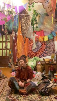 Rafaella hippie Hippie Room Inspo, Hippie Rooms, Hippie Outfit Inspo, Hippy Room, Hippie Costume