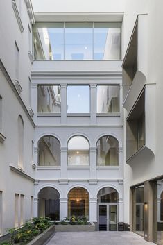 an empty courtyard in the middle of a building