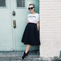 Una camiseta, falda, labios rojos y zapatos deportivos. | 19 Lecciones de moda directamente desde las calles de Nueva York Skirt And Sneakers, Minimalist Dresses, Modest Wear, Sleek Look, Fashion Essentials, Minimalist Outfit, Outfits Casuales