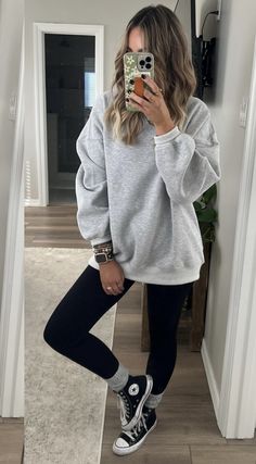 Minimalistic Outfits For Women, Casual Lazy Outfits Winter, Cozy Outfit Leggings, Summer Outfits Minimalist Chic, Spring Summer Athleisure, Women Weekend Outfits, Everyday Lounge Outfits, Converse Athleisure Outfit, Cute Leisure Outfits