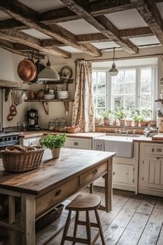 Charming kitchen design with cream walls, floral curtains, copper pots, and weathered wood floors English Country Home Exterior, Small English Cottage, Farm Kitchens, English Country Kitchen, English Cottage Kitchens, Country Home Exterior, Brocante Style, English Country Home, English Homes