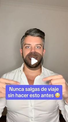 a man holding up a sign that says nunca salgas de viaje sin hacer esto antes