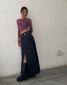 Modern Y2k Outfits Street Styles, Low Rise Maxi Skirt, Black Skirt Outfits, Cooler Style, Long Skirt Outfits, Skandinavian Fashion, Maxi Skirt Outfits, Denim Maxi, Christy Turlington