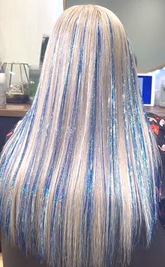 Hair Tinsel Looks, Blue Tinsel In Blonde Hair, Skunk Roots Hair, Mermaid Hair Tinsel, Blonde Hair With Blue Tinsel, Bimbocore Hairstyles, Blue Tinsel Hair, Abbey Bominable Outfit