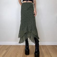 Elegant Steampunk skirt Victorian Green https://my-steampunk-style.com/collections/steampunk-skirt/products/elegant-steampunk-skirt Midi Skirt Y2k, Streetwear Skirt, Soft Grunge Outfits, Goth Outfit, Midi Skirt Pattern, Floral Print Midi Skirt, Y2k Skirt, Fashion 90s, Pleated Long Skirt