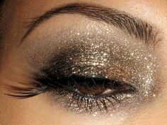 gold glitter eyes. LOVE. Glittery Smokey Eye, Gold Smokey Eye, Glittery Eyes, Valentines Makeup, Makeup Tricks, Glitter Eyes, Gold Eyes, Makati, Eye Make