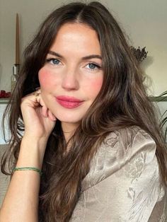 French Women Makeup, Minimal Eye Makeup, Parisian Makeup, Perfect Nude Lipstick, French Makeup, Copper Hair Color, French Beauty, French Women, True Red