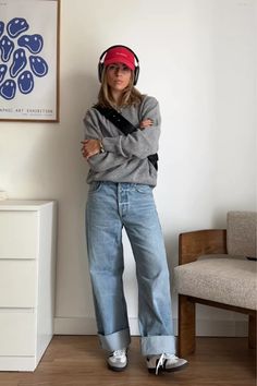 Current Street Style Trends, Dresses With Jumpers, Crew Neck Jumper Outfit, Jumper Shirt Outfit Women, Simple Cool Outfits, How To Style A Jumper, Artist Style Outfit, Jumper And Shirt Outfit, Over Size Outfit