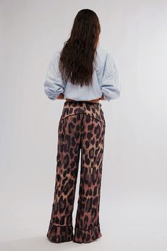 A perfectly printed pair for your pajama-inspired wardrobe, these satin pants are perfect for lounging during a night in or elevating for your night out. Materials: 100% Polyester Leopard Pants, Nye Outfits, Cardigan Crop, Satin Pants, Simple Tees, Hair Fragrance, Free People Pants, Denim Jumpsuit, Vintage Sweaters