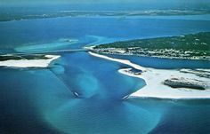 an aerial view of the water and land in the ocean, with small islands on both sides