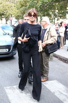 Carla Bruni Casual Style, Carla Bruni Now, European Fashion For Women Over 50, Carla Bruni Hair, Carla Bruno, Carla Bruni Style, Mode Over 50, French Style Clothing, French Chic Fashion