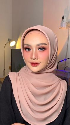 Makeup Wisuda Hijab Flawless, Graduation Look Makeup, Bride Makeup Natural, Hijab Style Tutorial, Tutorial Hijab, Unique Makeup, Wedding Makeup Looks