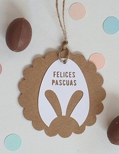 a tag with the words feliceses pascuas hanging from it's side