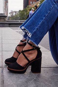 Heels Outfits, Easy Style, Outfit Trends, Platform High Heels, Black High Heels, On The Ground, Platform Shoes