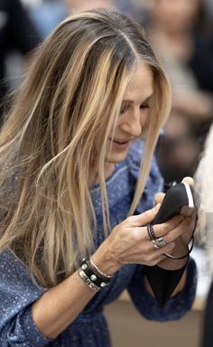 Sjp Hair Color, Long Hair In 40s, Sarah Jessica Parker Hair 2023, Carrie Bradshaw Hair Color, Sara Jessica Parker Hair, Sarah Jessica Parker Hair Color, Sjp Hair, Sarah Jessica Parker Hair, Carrie Bradshaw Hair