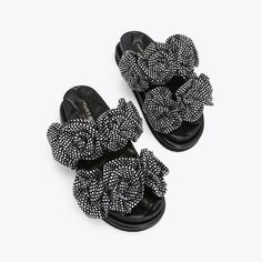 Black Slip On Sandals, Clothing Finds, Decal Codes, Trendy Shoes Sneakers, Pretty Shoes Sneakers, Urban Fashion Women, Black Slip On, Suede Fashion, Cute Sneakers