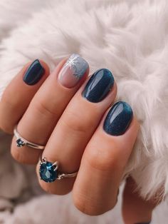 Black Winter Nails Short, Gel Nails December, Winter Nails Short Gel, Simple Nails For Winter, Winter Dip Nail Ideas, Short Nails Ideas Winter, Christmas Nails Gel Short Simple, December Almond Nails, Short Sns Nails