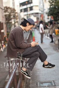 Japanese Street Fashion Men, Coffee Lifestyle, Japanese Mens Fashion, 일본 패션, Outfits Hombre, Men Street Fashion, Men Stylish Dress, Foto Tips, Mens Fashion Streetwear