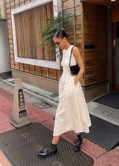 Aesthetic Workwear Women, Spring Transitional Outfits 2024, Reformation Dress Street Style, Victoria Paris Outfits, Mexico Street Style, White Midi Skirt Outfit, Gallery Outfit, Parisian Dress, Workplace Fashion