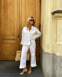 Keep cool and chic in the office with these stylish summer outfits perfect for hot weather. Matilda Djerf Style, White Summer Outfits, Oversized Button Down Shirt, Matilda Djerf, Estilo Chic, Layered Hair, Minimalist Outfit, Style Ideas, Matilda