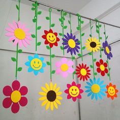 Fleurs à suspendre How To Make Paper Flowers, Class Decoration, Paper Towel Roll Crafts, Mother's Day Diy, Mothers Day Crafts, Summer Crafts, Spring Crafts, School Crafts