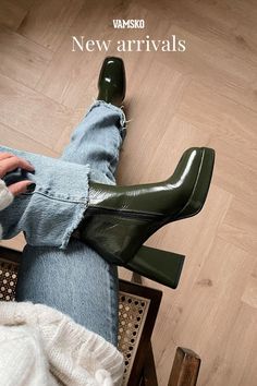 White Heel Boots, Heels Boots Outfit, Jumper And Jeans, Loose Jumper, Dr Shoes, Shoes Heels Classy, Relaxed Outfit, Heels Outfits, Heels Classy