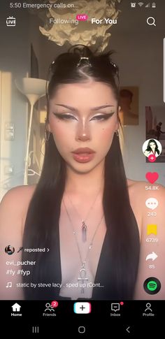 Dark Elegant Eye Makeup, No Eyelash Makeup Look, Goth Bratz Makeup, Prom Makeup Alternative, Eyeshadow Looks For Big Eyes, Different Makeup Looks Ideas, Playboy Makeup Look, Gothic Valentines Day Makeup, Blonde Baddie Makeup