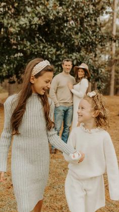 Family Photo Pose Ideas, Adult Family Poses, Family Pose Ideas, Large Family Photo Shoot Ideas, Adult Family Photos, Large Family Pictures, Extended Family Photography