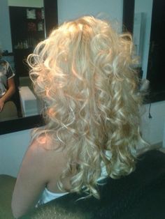 Loiro lindo! Curly Blonde Hair, Blonde Curly Hair, Hairstyles Haircuts