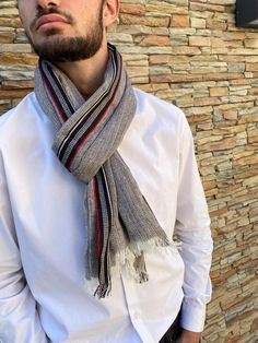 Scarf, Chic scarf for men, easy to wear. Herringbone knit with 2 bands at the ends to provide a beautiful finish Ideal for combining with formal outfits as well as a more casual wardrobe. A very chic, timeless masculine accessory - Comfortable to wear - Good quality 100% woven cotton One size - 75x180 cm Washable at 30 degrees - Iron on low heat on reverse side Herringbone Knit, Chic Scarf, Scarf For Men, Chic Scarves, Men's Scarf, Formal Outfits, Mens Scarves, Scarf Men, Formal Outfit