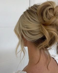 Best Hairstyles For Open Back Dresses, Prom Messy Updo, Fun Wedding Updos, Messy Updo Bride, Wedding Hairstyle Blonde, Prom Hair For Blondes, Mid High Bun Wedding Hair, 90s Wedding Updo, Hair Up Formal