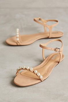 Shoes With Pearls, Wedding Shoes Sandals, Sandal Tali, Fun Wedding Shoes, Pearl Sandals, Wedding Shoes Flats, Wedding Sandals, Shoes Flats Sandals, Prom Shoes