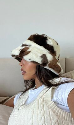 Bucket Hat Fall Outfit, Casual Outfits Edgy, Fluffy Hat Outfit Aesthetic, Fur Bucket Hat Outfit Winter, Fuzzy Bucket Hat Outfit Winter, Fluffy Bucket Hat Outfit, Fur Bucket Hat Outfit, Fuzzy Bucket Hat Outfit, Fur Hat Aesthetic