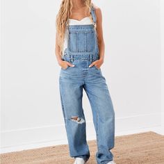 New With Tags Size Medium A Baggy Fit For An Essential Throwback Look. Rigid | Classic Cotton Denim With No Stretch Classic Bib Front Light Wash Jean Overall Outfits, Baggy Overalls, Womens Denim Overalls, Overalls Denim, Overalls Outfit, Jean Overalls, Ripped Denim, Baggy Jeans, Denim Overalls