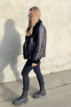 📷 meganjordancreasey Chunky Boots Outfit Night Out, Ankle Boots Street Style, Suede Black Boots Outfit, Low Black Boots Outfit, Long Black Boots Outfit Jeans, All Black Outfit With Boots, Ootd Leggings, Big Chunky Black Boots