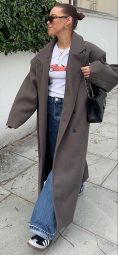 Aw Outfits 2023, Cozy Library Outfit, Fall 2023 Outfits Work, Fall Fashion Aesthetic 2023, Black Trousers Outfit Street Style, Casual Autumn Outfits 2023, Street Style Fall 2023, Autumn Street Style 2023, Fall 2023 Street Style