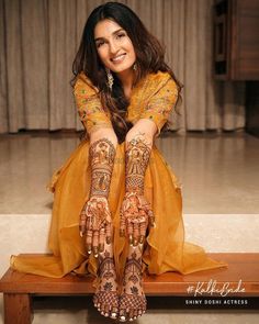 stylish mehndi design Mehendi Photography Bridal, Shiny Doshi, Bridal Mehendi Designs Wedding, Bride Fashion Photography, Mehandi Outfits, Haldi Ceremony Outfit, Indian Bride Poses