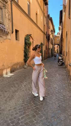 Italy Fits Spring, Teen Europe Outfits, Italy Outfit Inspo Spring, Europe Hiking Outfit, Outfit For Spain, Europe Summer Fashion 2023, Rome Outfits Summer What To Wear, Summer In Madrid Outfits, London Outfit August