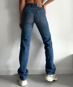 Vintage Levis 501 jeans - stunning dark blue wash - great vintage condition - 90s Measurements: Waist flat: 33 cm Hips: 48 cm Rise: 27 cm Inseam: 85 cm Outseam: 110 cm Material: 100% Cotton (jeans do not stretch) - W27 L34 - Great vintage condition - Made in France in '95 Please note! Tag numbers do not correspond to actual measurements or have any size equivalent so we have to go strictly by measurements. Please message me if you have any doubts about the right size :) Q Levi 501 Jeans, Levis 501 Jeans, 90s Jeans, Jeans High Waist, Vintage Levis 501, 501 Jeans, Levi's 501, Levi Jeans 501, Levis 501